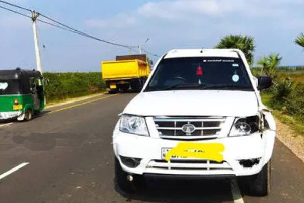 யாழ்.மனிப்பாய் வீதியில் விபத்து: அபிவிருத்தி பணியாளருக்கு நேர்ந்த பரிதாபம்! | Jaffna Manipay Accident Death Police Investigation யாழ்.மனிப்பாய் வீதியில் விபத்து: அபிவிருத்தி பணியாளருக்கு நேர்ந்த பரிதாபம்! | Jaffna Manipay Accident Death Police Investigation