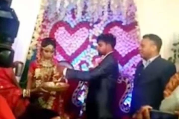 மணமேடையில் ஆசையாக மணமகன் கொடுத்த பொருள்! கோபத்தில் மணப்பெண் செய்த காரியம்