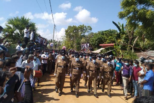 துப்பாக்கி சூட்டில் உயிரிழந்த நவீனனின் பூதவுடல் பொதுமக்களின் கண்ணிருடன் நல்லடக்கம்! | Ampara Police Station Gun Shoot Tripute Thirukkovi துப்பாக்கி சூட்டில் உயிரிழந்த நவீனனின் பூதவுடல் பொதுமக்களின் கண்ணிருடன் நல்லடக்கம்! | Ampara Police Station Gun Shoot Tripute Thirukkovi