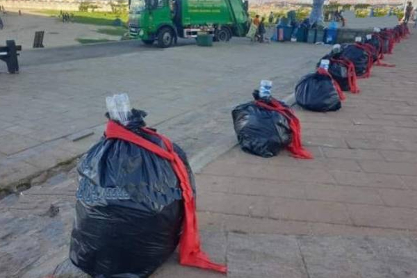 குப்பைத் தொட்டிகளில் ஒட்டப்பட்டுள்ள முஸ்லிம் எம்.பிக்களின் உருவப்படங்கள்! | Galle Protest Muslim Mps Portraits Dust Bin Photos குப்பைத் தொட்டிகளில் ஒட்டப்பட்டுள்ள முஸ்லிம் எம்.பிக்களின் உருவப்படங்கள்! | Galle Protest Muslim Mps Portraits Dust Bin Photos