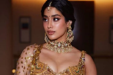 ஸ்ரீதேவி மகள் ஜான்வி கபூரின் ப்யூர் கோல்டன் லுக்!! டிரெண்ட்டாகும் புகைப்படங்கள்..