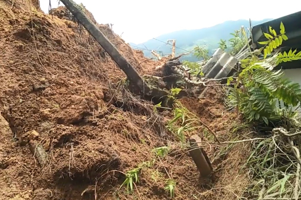 வீட்டின் மீது சரிந்து விழுந்த மண்மேடு ; இருவர் பலி | Boulder Crashes Onto House Two Dead