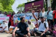 யாழ். மாவட்ட செயலகத்துக்கு முன் போராட்டத்தில் குதித்த பொது மக்கள்