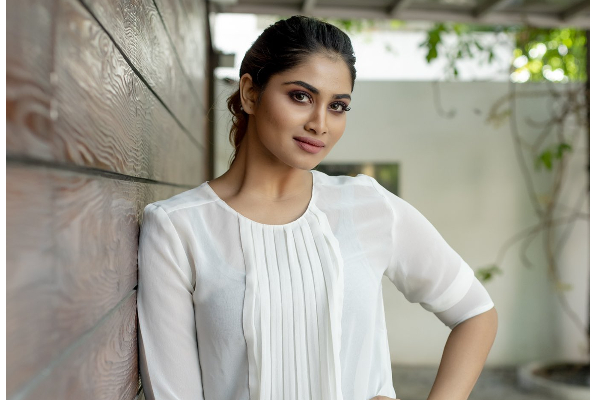 ஜொலிக்கும் உடையில் தேவதை போல் மாறிய நடிகை ஷிவானி நாராயணன்.. நீங்களே பாருங்க | Shivani Narayanan Like Angel In Dress Video