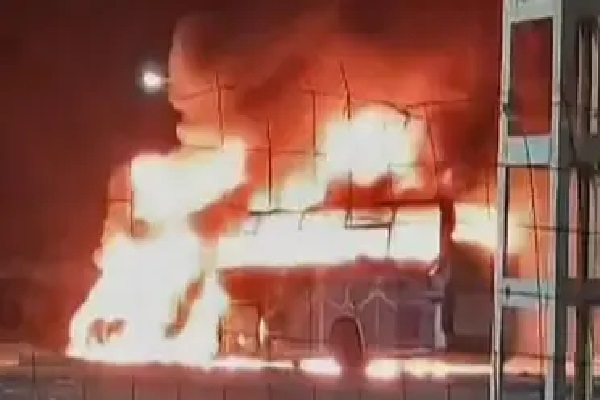 அல்ஜீரியாவில் கோரவிபத்து -32 பேர் உடல் கருகி பலி | 34 Killed In Road Crash In Algeria