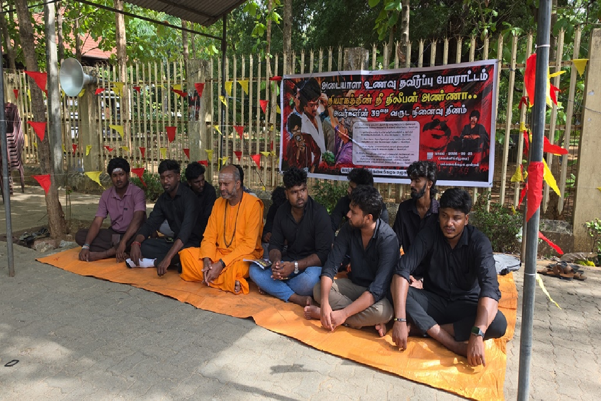யாழ்.பல்கலை முன் உணவுதவிர்ப்பு போராட்டம்; பொலிஸார் மாணவர்கள் முரண்பாடு! | Hunger Strike In Front Of Jaffna University Police யாழ்.பல்கலை முன் உணவுதவிர்ப்பு போராட்டம்; பொலிஸார் மாணவர்கள் முரண்பாடு! | Hunger Strike In Front Of Jaffna University Police