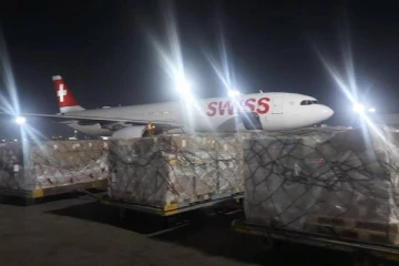 சுவிட்சர்லாந்தில் இருந்து இந்தியாவுக்கு அனுப்பப்பட்ட உதவிப் பொருட்கள்! அதிகாலையில் விமானத்தில் வந்திறங்கிய காட்சி