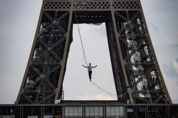 பிரான்ஸ் : ஈபில் கோபுரத்திலிருந்து கயிற்றில் நடந்த ஸ்லாக்லைனிங் சாகசக் கலைஞர்!