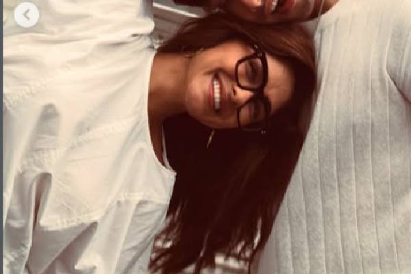 மிருணாள் தாகூர் காதலிப்பது தனுஷை இல்லையாம்! இவராம்!! அவரே வெளியிட்ட க்யூட் புகைப்படங்கள்.. | Aftrer Rumours Murunal Stop Photo With Siddhant