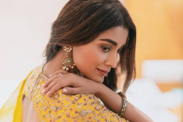 லைவ் வீடியோவில் கணவர் இருக்கும் போது அந்த இடத்தை வர்ணித்த ரசிகர்!! ஷாக்கான நடிகை ஸ்ரேயா சரண் | Shriya Husband React To Fans Controversial Comment