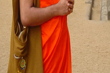 போராட்டத்தை நடத்திய பிக்கு மீது அரசியல்வாதி தாக்குதல்