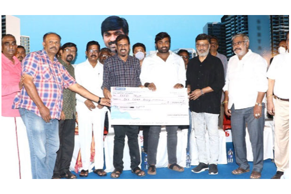 ரூ. 1 கோடியை நன்கொடையாக வழங்கிய நடிகர் விஜய் சேதுபதி.. பாராட்டு மலையில் நடிகர் | Vijay Sethupathi Given 1 Cr For Fefsi