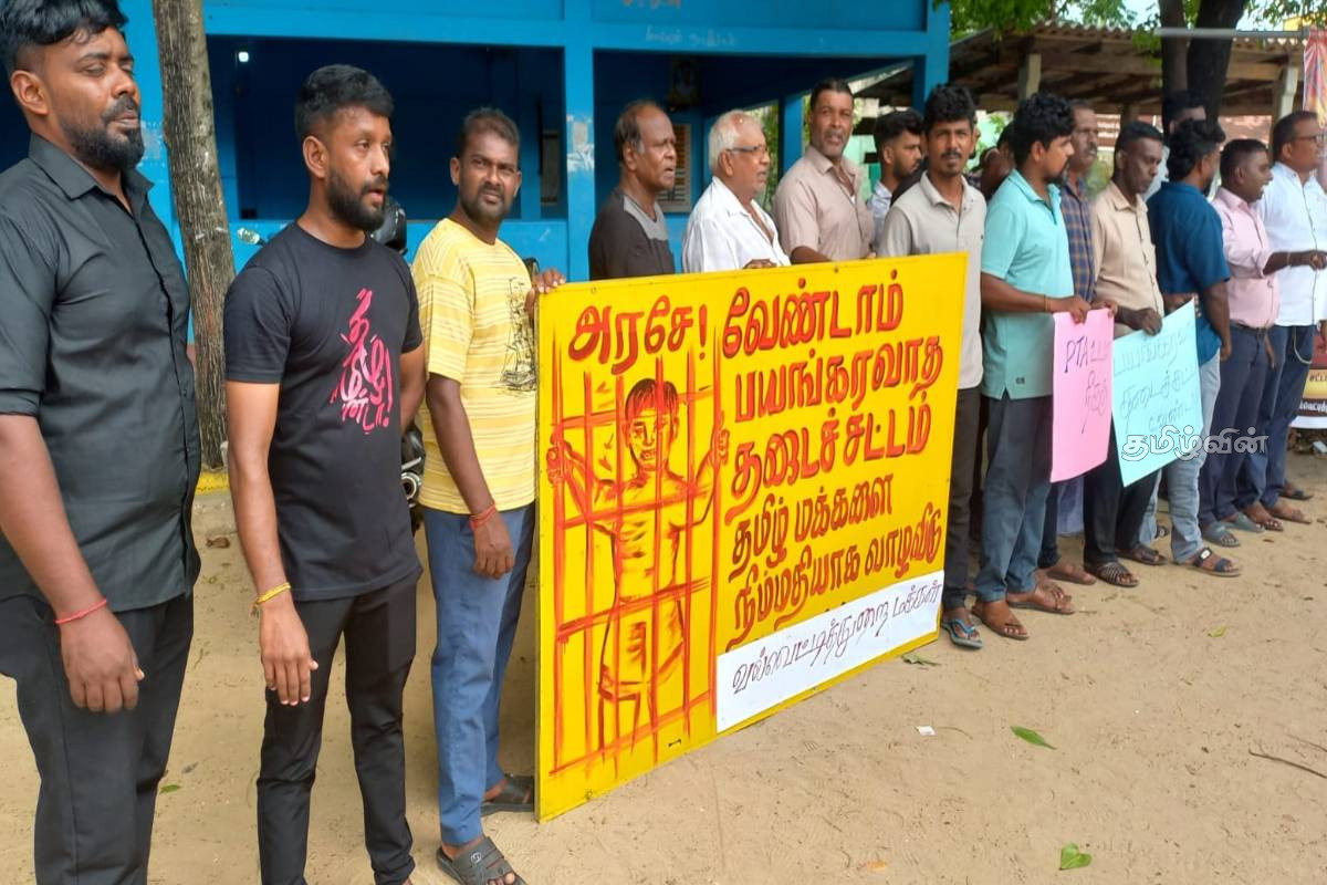 தமிழர்களை நிம்மதியாக வாழ விடு..! சொல்லிசைப் பாடகர் சங்கீதனுக்காக யாழில் போராட்டம் | Protest In Jaffna For The Singer Sangeethan