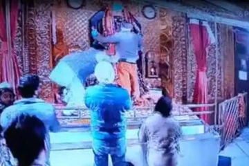 திடீரென ஓடிச்சென்று காளி சிலையை கட்டித்தழுவி அவமதித்த இளைஞர் - அடித்து தும்வசம் செய்த பக்தர்கள் - நடந்தது என்ன?