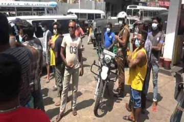 சுற்றுலா சென்ற இளைஞர்களால்  எரிபொருள் நிரப்பு நிலையத்தில் சலசலப்பு