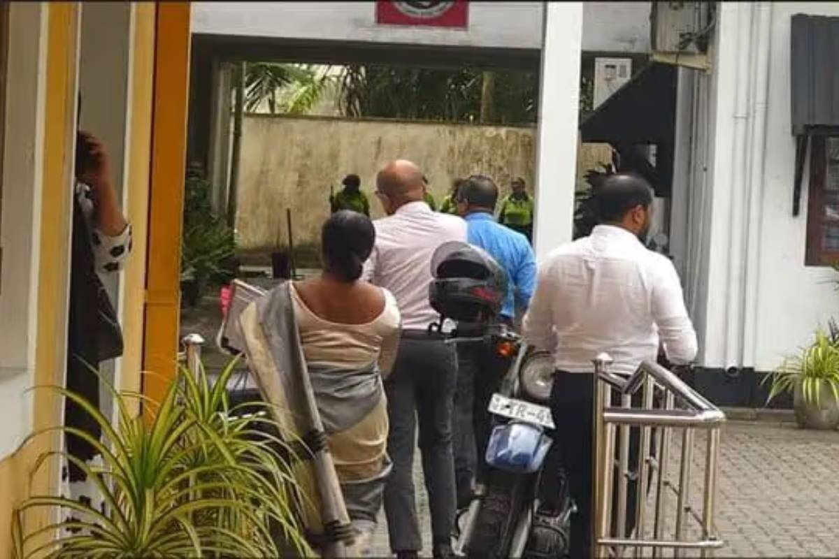 இலஞ்ச ஊழல் ஆணைக்குழுவில் முன்னிலையான நாடாளுமன்ற அதிகாரிகள்! | Parliament Officers Appear Before Ciaboc
