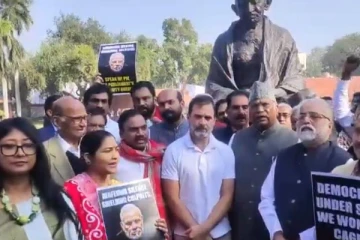 அவையில் இல்லை - வாரணாசியில் உரையாற்றும் மோடி, அமித் ஷா - எதிர்க்கட்சிகள் போராட்டம்!!