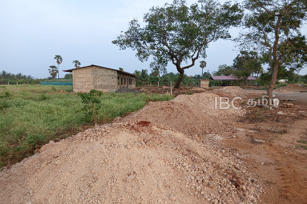 யாழில் ஆலயம் செல்ல தனியாரின் காணிக்குள் பாதை அமைக்கும் இராணுவம் : காணி உரிமையாளர்கள் கடும் எதிர்ப்பு | Army Builds Road Through Private Landin Jaffna