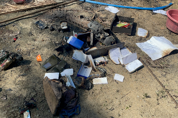 எரிவாயு அடுப்பு வெடித்ததில் முற்றுமுழுதாக எரிந்து நாசமாகிய வீடு! - ஐபிசி தமிழ்