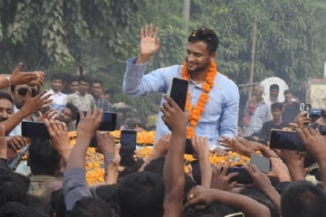 எம்.பி. ஆன பிரபல கிரிக்கெட் வீரர்; தொடர் சர்ச்சை - ரசிகருக்கு கன்னத்தில் பளார்!