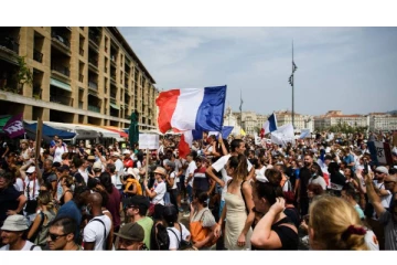 பிரான்சில் நடந்த மிகப் பெரிய ஆர்ப்பாட்டம் வன்முறையாக மாறியது! பொலிசார் பலர் காயம்: கைது செய்த பொலிஸ்