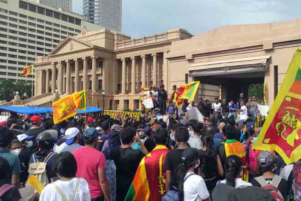 ரணிலுக்கு சந்தர்ப்பமொன்றை வழங்குமாறு போராட்டக்காரர்களிடம் மஹ்ரூம் கோரிக்கை | Abdullah Mahroop Told Protestors Give Chance Ranil