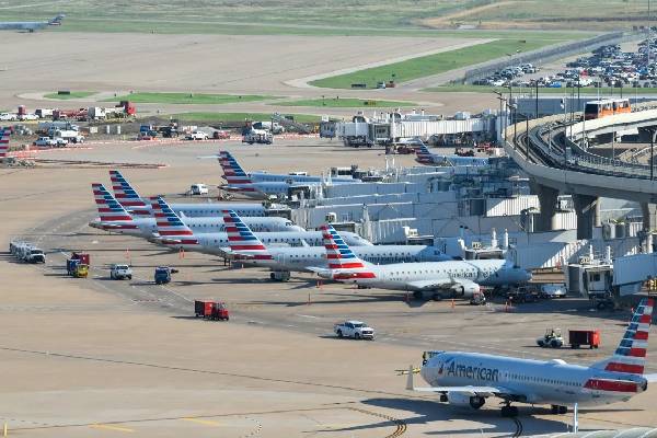 முடங்கும் அமெரிக்கா ; விமான நிலையங்களின் அதிரடி முடிவு | 1 200 Flights Canceled In The U S