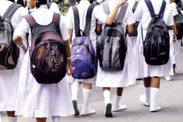 இலங்கையில் போதையில் பாடசாலைக்கு சென்ற மாணவியால் அதிர்ச்சி!