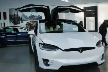 டெஸ்லா காருக்கு சூரிய சக்தி மூலம் சார்ஜ் ஏற்றி சோதனை