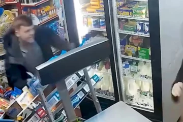 பிரிட்டனில் கடைக்குள் கத்தியுடன் புகுந்த நபர் வாடிக்கையாளர் மீது கொடூர தாக்குதல்