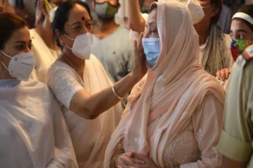 இறந்த கணவரை கட்டிப்பிடித்து கதறிய நடிகை- நெஞ்சை உருக்கும் வைரல் புகைப்படம்!