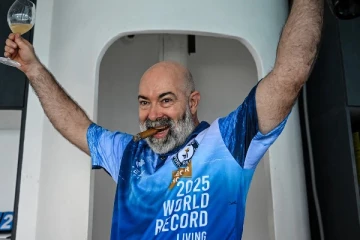 கடலுக்கடியில் 120 நாட்கள் வாழ்ந்து ஜேர்மன் நாட்டவர் கின்னஸ் உலக சாதனை