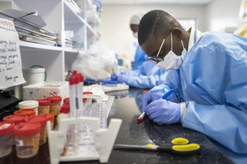 அடங்காத கொரோனா;  நாடொன்றில் பயங்கரம்;  புதியவகை  தொற்றுக்கு இருவர் பலி