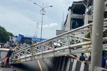 சென்னையில் வழிகாட்டி பலகை விழுந்த விபத்தில் ஒருவர் உயிரிழப்பு..!