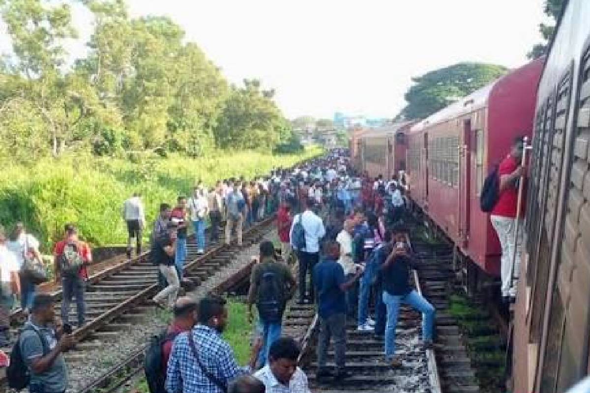 கொழும்பு- கோட்டையில் தொடருந்து தடம்புரள்வு | Train Derailed At Colombo Fort கொழும்பு- கோட்டையில் தொடருந்து தடம்புரள்வு | Train Derailed At Colombo Fort