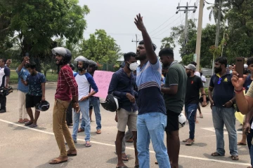 திருகோணமலை கடற்படைத் தளத்திற்குள் மகிந்த பதுங்கியிருக்கலாம்! சம்பவ இடத்தை முற்றுகையிட்ட மக்கள்  (video)