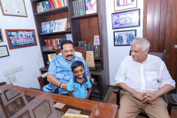 ரணிலுக்கு மகிந்த வழங்கிய பரிசு...! எப்படி இருந்தவர்கள் இப்படியாகின்றார்கள்....! | Mahindas Gift For Ranil