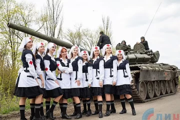 நீங்கள் கொல்லுங்கள்... நாங்கள் உங்களுக்கு ஆதரவாக நிற்கிறோம்: ரஷ்யப் படையினரை உற்சாகப்படுத்தும் அழகிய இளம்பெண்கள்