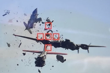 நடுவானில் ஏற்பட்ட பயங்கர விபத்து! வெடித்து சிதறிய விமானங்கள்