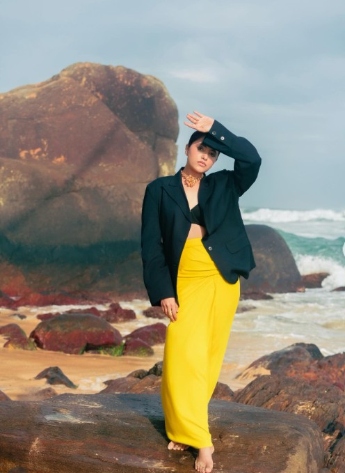 கடற்கரையில் வித்தியாசமான உடையில் பிரியங்கா மோகன் எடுத்த போட்டோ ஷுட் 4 Gallery