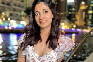 லாஸ்லியா அணிந்து வந்த உடை.. கிளாமர் பார்த்து ஷாக் ஆன ரசிகர்கள்