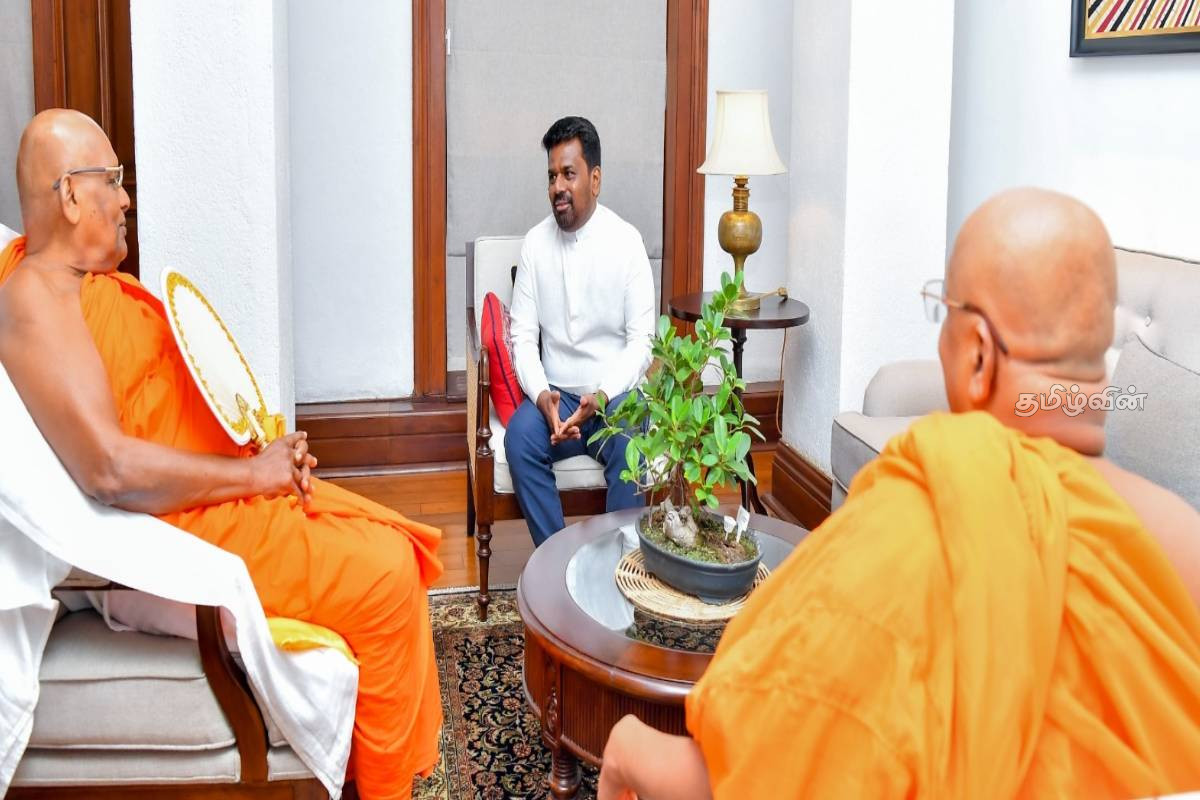 நாட்டின் முன்னேற்றம் தொடர்பில் ஜனாதிபதியுடன் தேரர்கள் விசேட கலந்துரையாடல் | Headmaster Inquired With The President Country