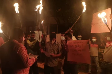 திருகோணமலையில் மின்சார கட்டண உயர்வுக்கு எதிர்ப்பு தெரிவித்து தீப்பந்த போராட்டம் (PHOTOS)