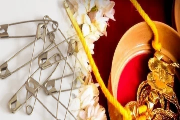 பெண்களே தாலியுடன் ஊக்கு மாட்டுகிறீர்களா? வாழ்க்கையில் இதுபோன்ற பிரச்சனைகள் வரும்