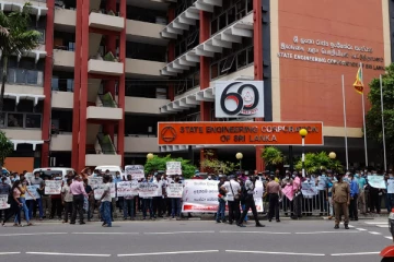 ஆர்ப்பாட்டத்தில் இறங்கிய இலங்கை அரச பொறியியல் கூட்டுத்தாபன உத்தியோகத்தர்கள் (Video)