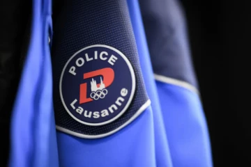 சுவிஸ் பொலிஸ் துறையில் இனவெறுப்பு: எட்டு பொலிசார் பணியிடைநீக்கம்