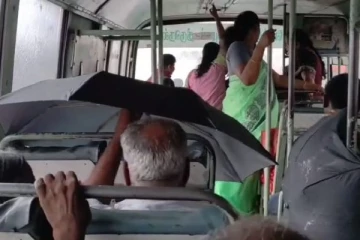 பேருந்துக்குள் குடைபிடித்து பயணிக்கும் பயணிகள் -வைரலான காணொளி