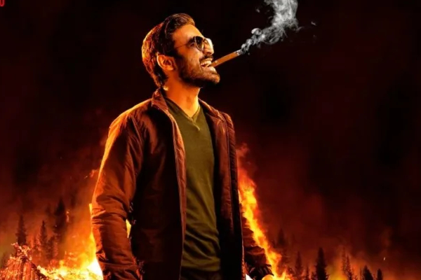 பிரம்மாண்ட படத்துடன் மோதும் தனுஷின் பிரம்மாண்ட படத்துடன் மோதும் தனுஷின்