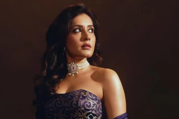 ராசி கண்ணா கவர்ச்சி போட்டோஷூட்