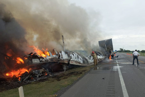 வெளிநாடொன்றில் கோர விபத்து - 27 பேர் உடல் கருகி பலியான சோகம் | Tractor Trailer And Van Crash In Mexico 27 Death